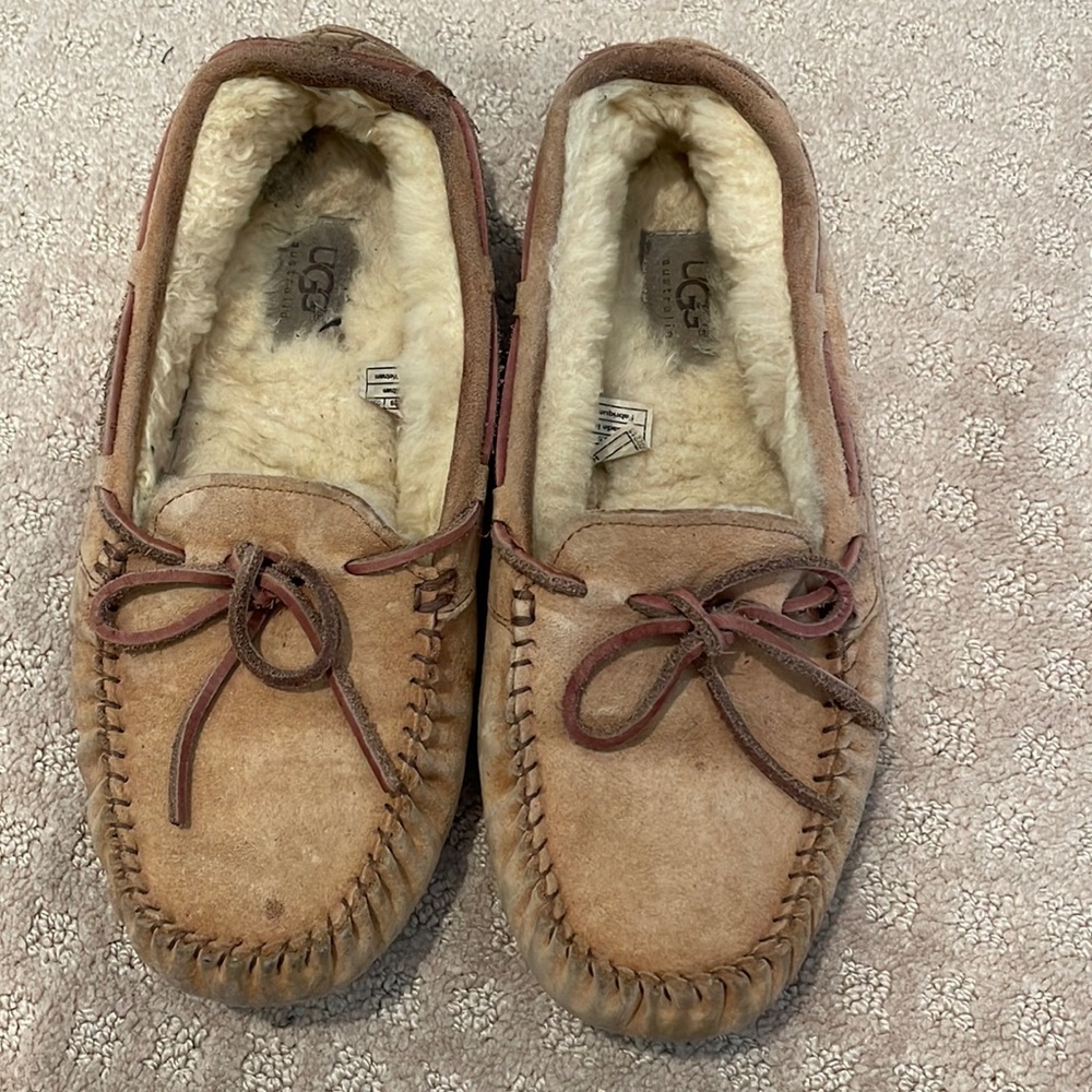 Ugg moccasin slippers sz 8